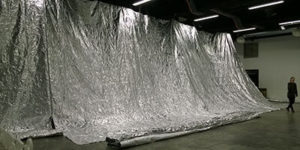 "Les Camps de l'Amor" de David Noir au Générateur | Fabrication et installation du décor d'aluminium par Any Tingay | Photo © David Noir