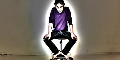 David, roi par les prénoms, guerrier sur un plateau, poète un peu chaque jour. Noir, anar esclave et nègre marron. Bi, même gai quand j’y arrive.